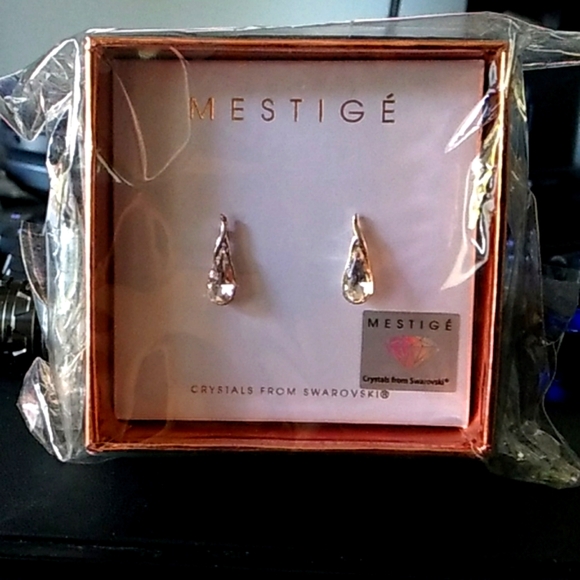 Women Earring with Swarovski® Crystals - Picture 4 of 4